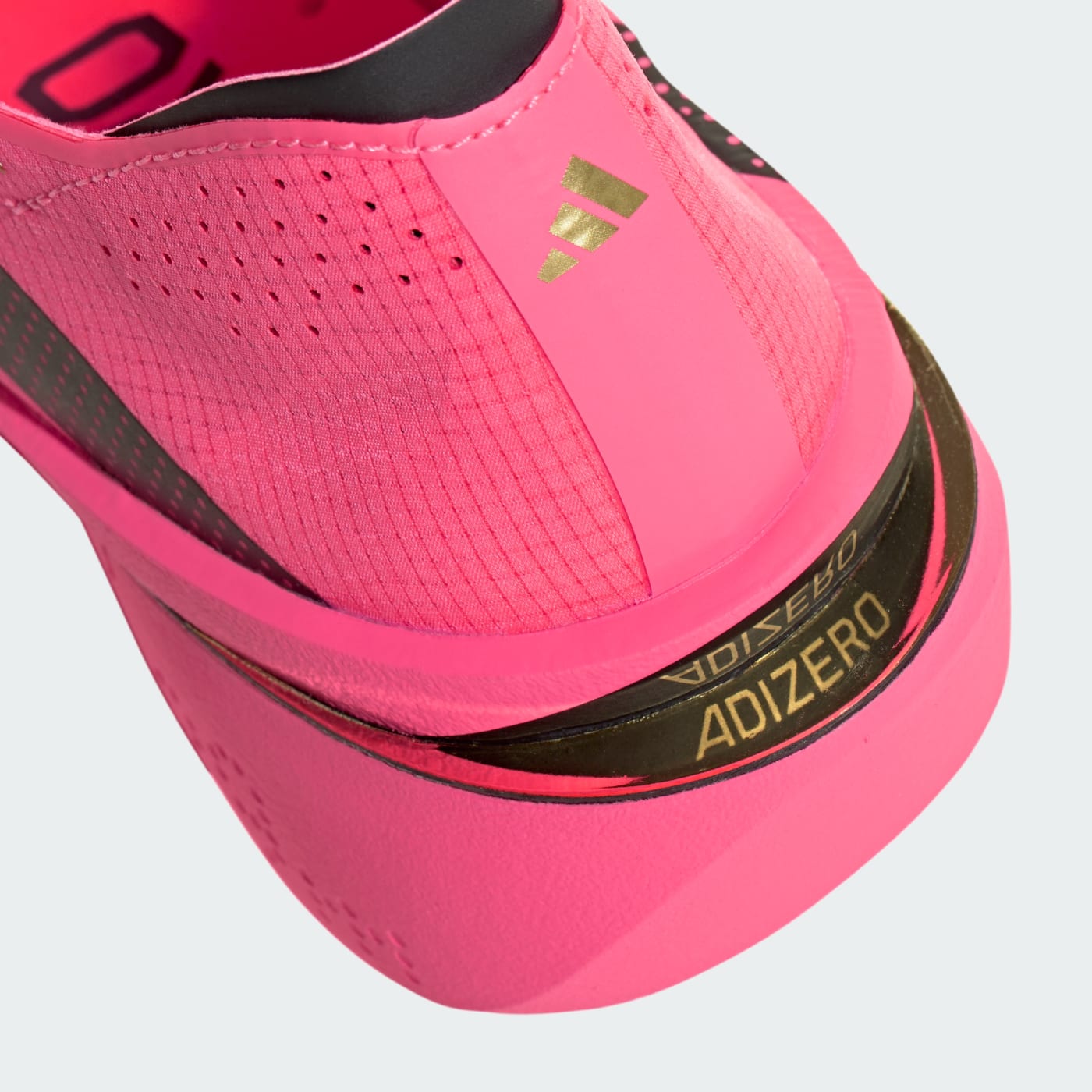뒤꿈치의 ADIZERO 표시