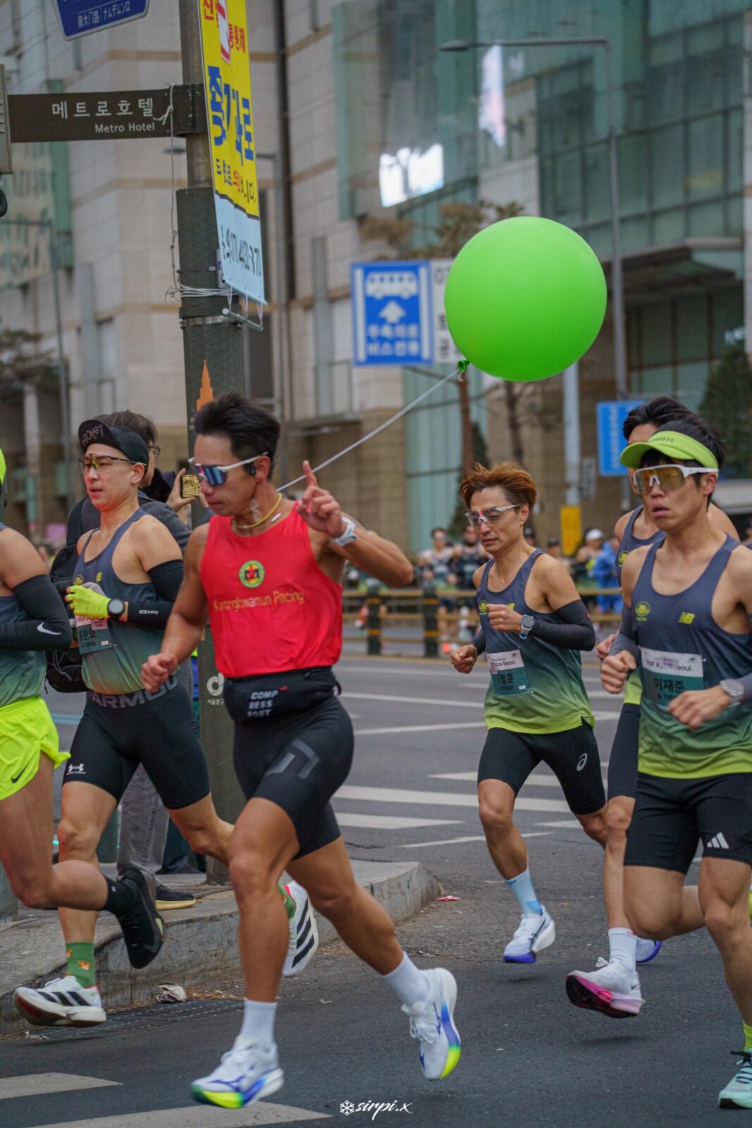 광화문페이싱 유니폼을 입고 초록 풍선을 매단 채 서울 도심을 달리는 김영주선수