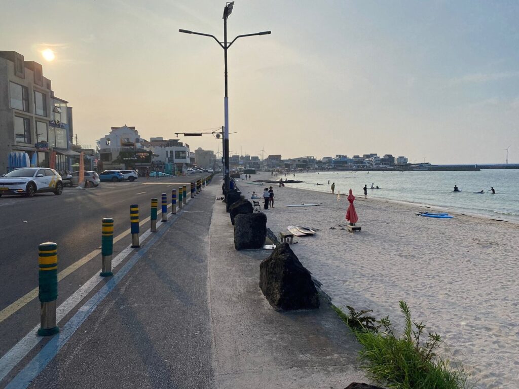 제주 월정리–김녕 해맞이해안로 4.6km (풍력발전기 보며 달리는 바닷길)